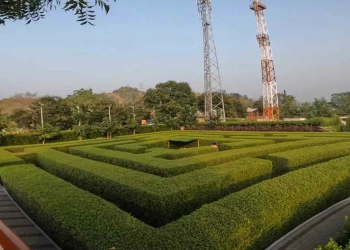 maze garden statue of unity